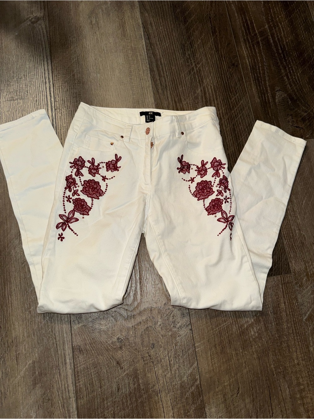 H&M White Skinny Jeans with Burgundy Floral Embroidery size 6